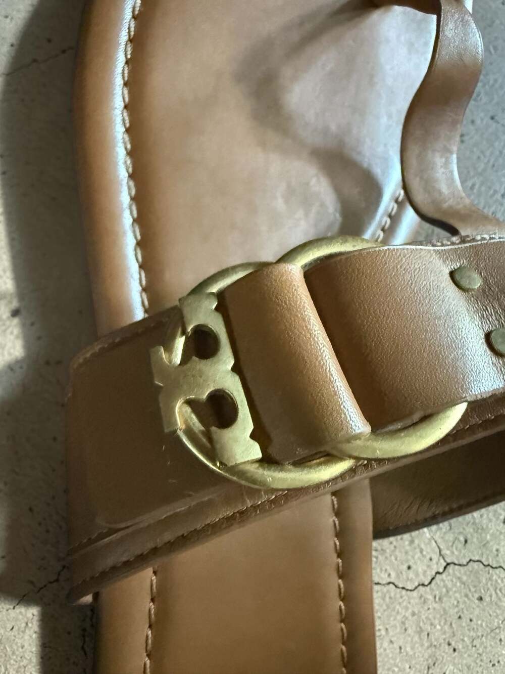 Tory Burch Marsden Flat Thong Sandal Size 10 Tan Leather Gold Ring Logo Slide - Picture 5 of 8